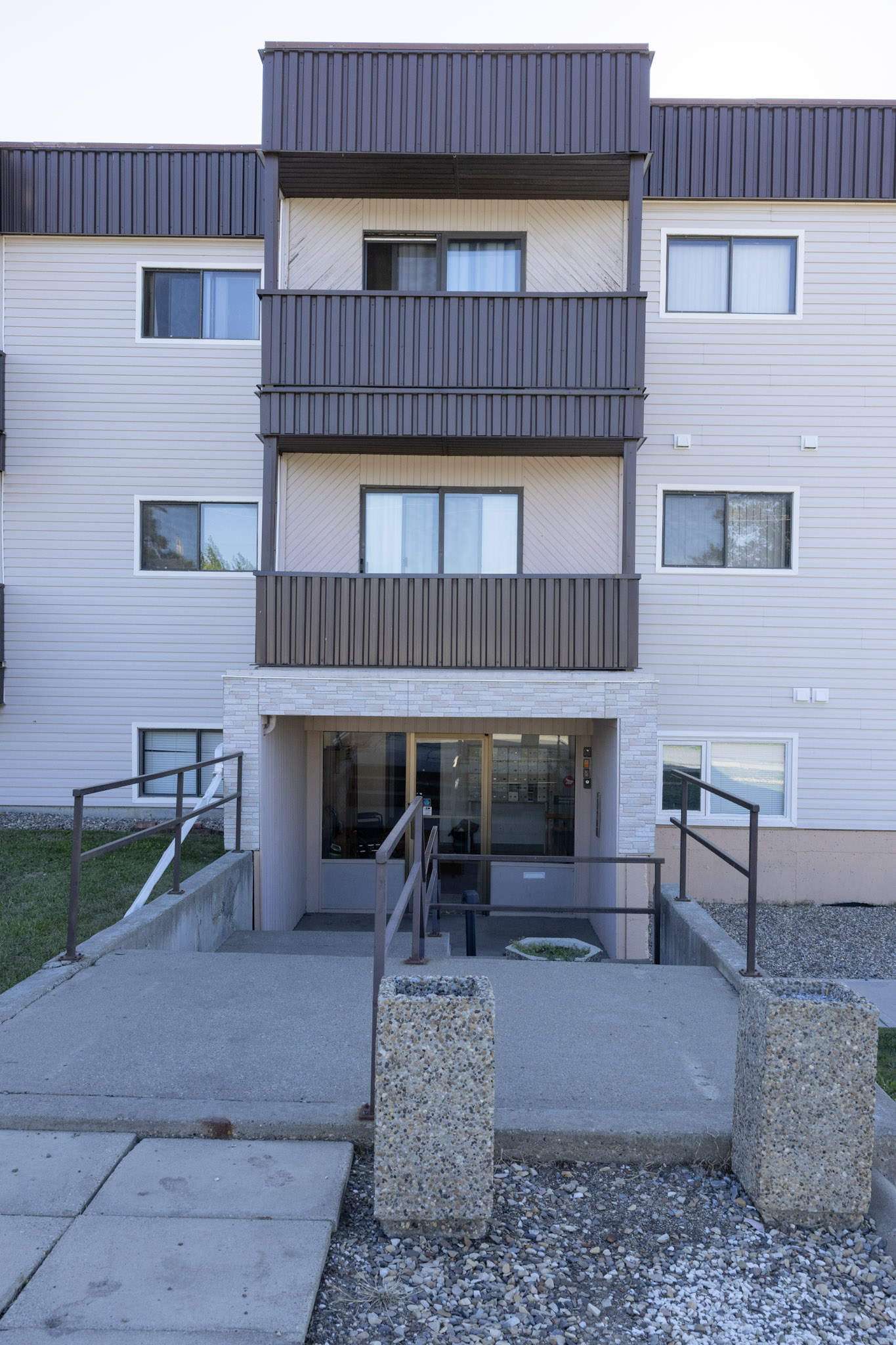9-2U4A0212-1 Strata Place