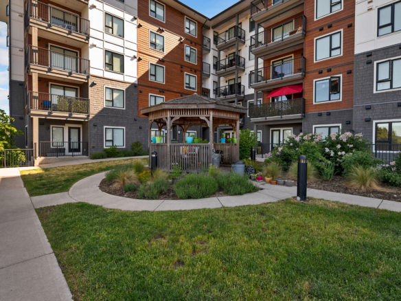 Oceanview Apartments exterior – 850 Dogwood Street, Campbell River BC