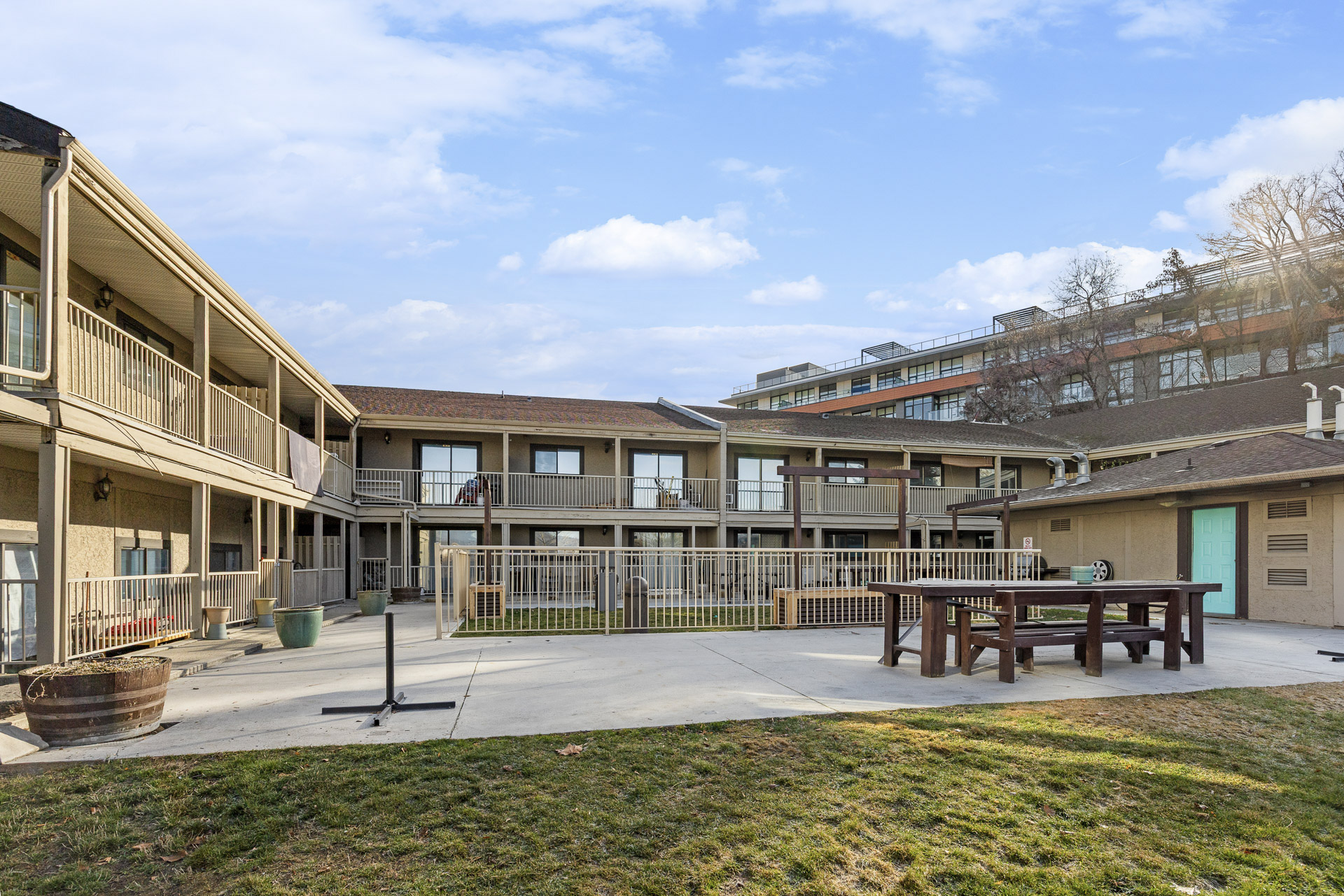 2-3339 Lakeshore Meghan-13 Mission Suites