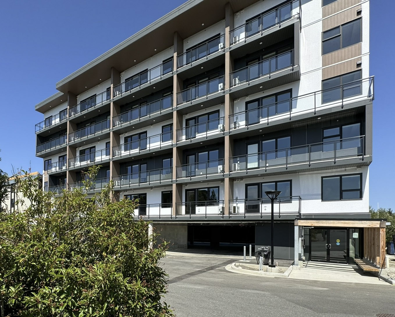 1-1600-B-Riverside-Exterior-Photos-1 Riverside